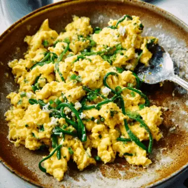 Scrambled Eggs with Garlic Scapes – Quick & Healthy Breakfast 2 Scrambled Eggs with Garlic Scapes – Quick & Healthy Breakfast